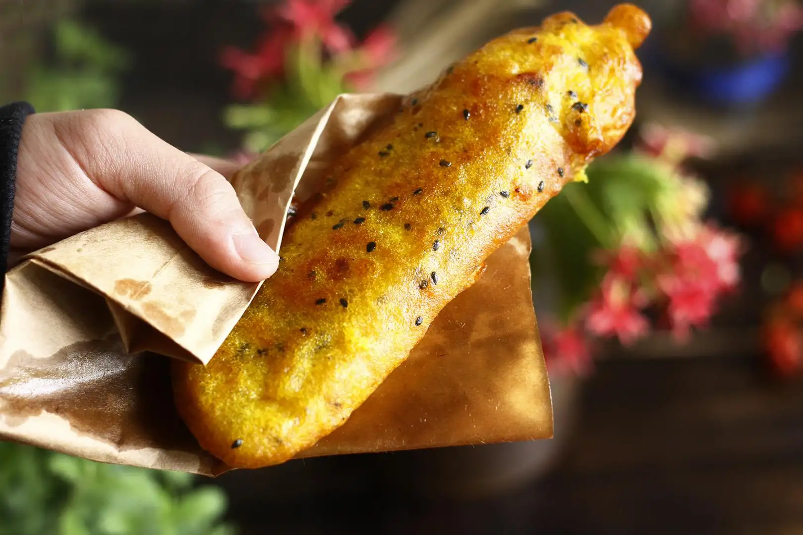Bánh chuối chiên giòn lâu nhờ lớp bột gạo tẻ pha bột mì