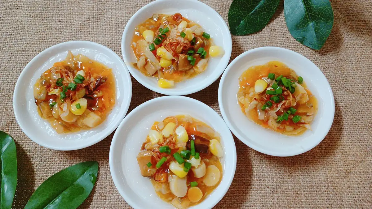 Bánh bèo chén từ bột gạo tẻ ăn kèm tôm chấy và mỡ hành