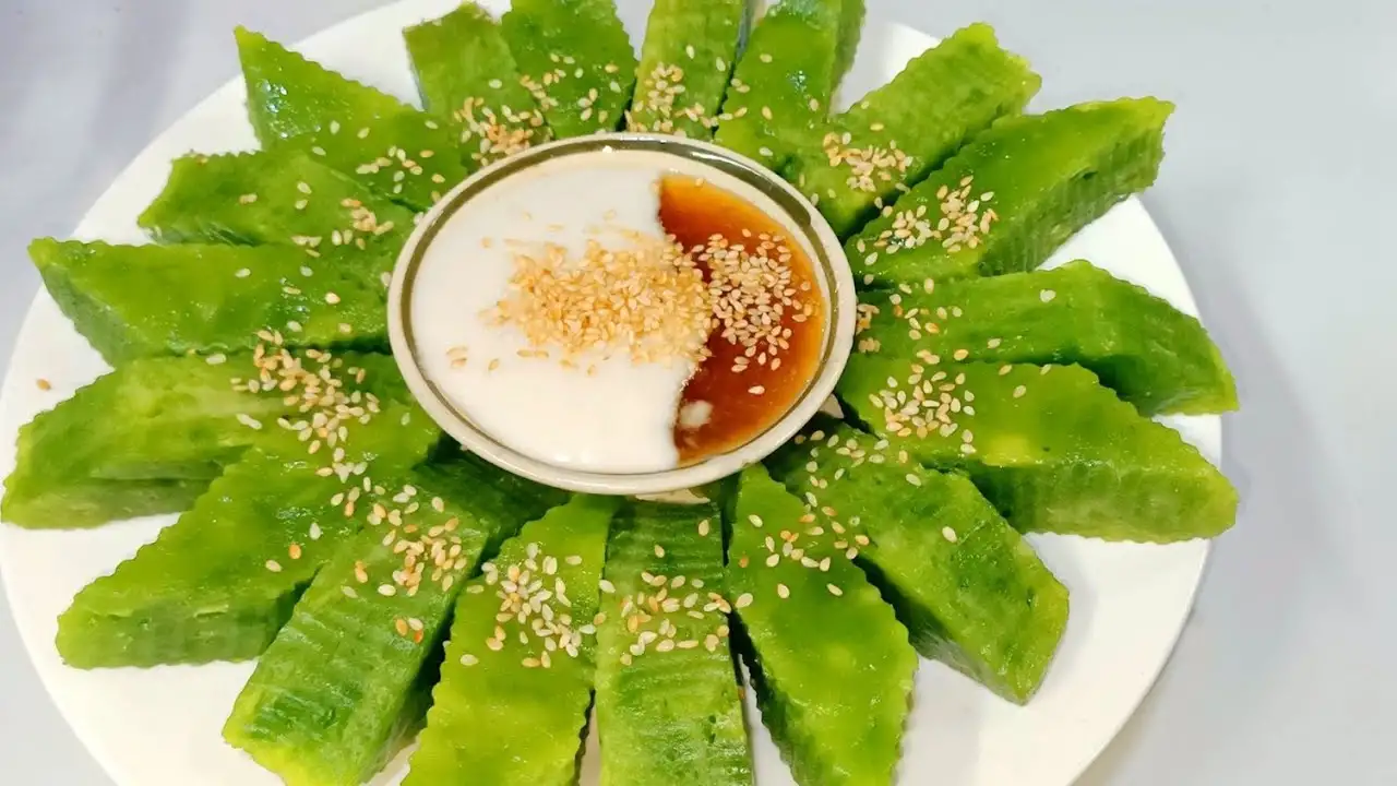 Bánh đúc lá dứa mềm thơm béo ngậy từ bột gạo tẻ và nước cốt dừa.