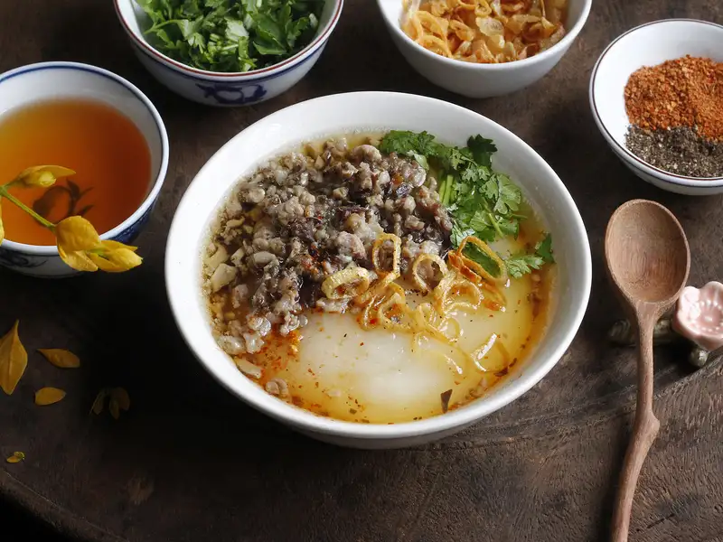 Bát bánh đúc nóng hổi từ bột gạo tẻ, ăn kèm thịt băm, mộc nhĩ và nước mắm chua ngọt.