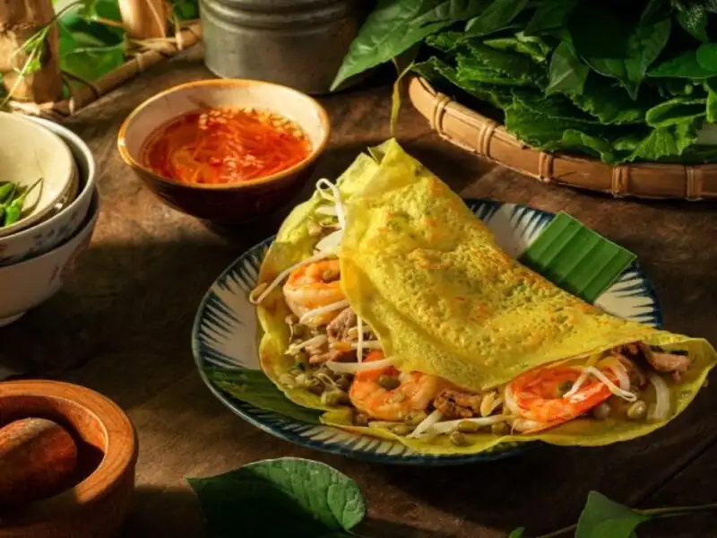 Bánh xèo vàng giòn làm từ bột gạo tẻ pha bột năng.