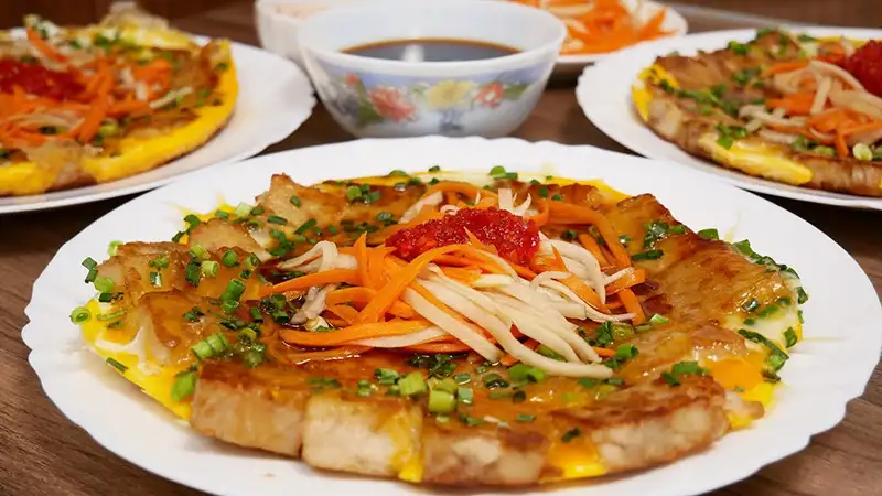 Bột chiên giòn ngoài mềm trong từ bột gạo tẻ pha bột nếp.