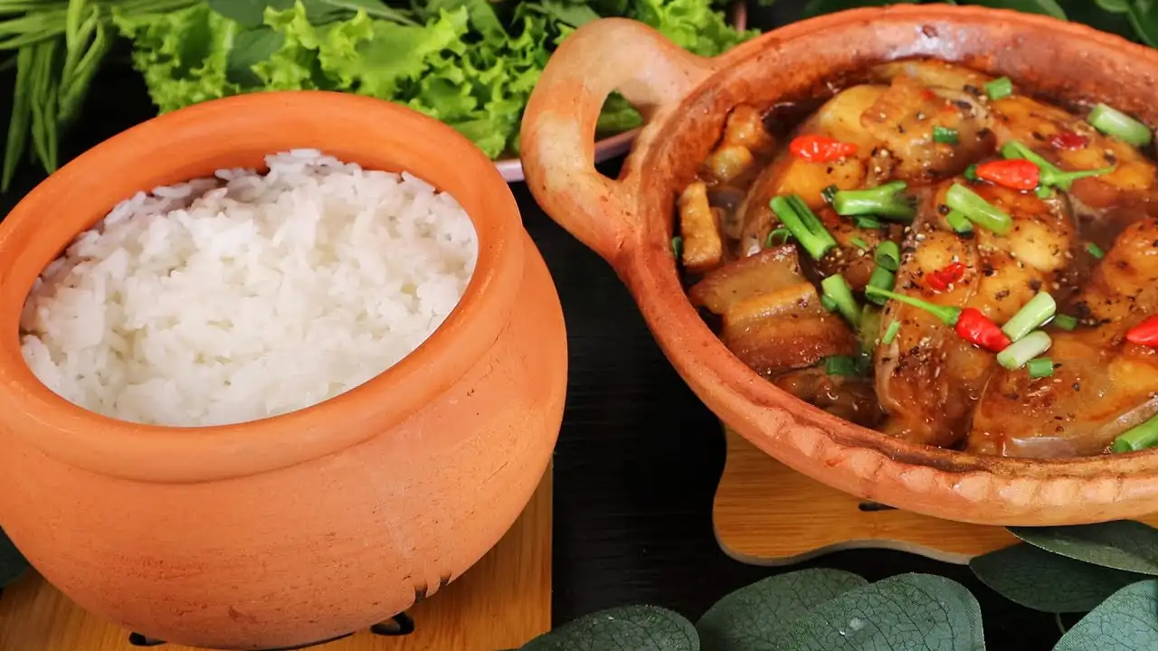 Cá kho tộ đậm đà ăn kèm cơm niêu dẻo thơm