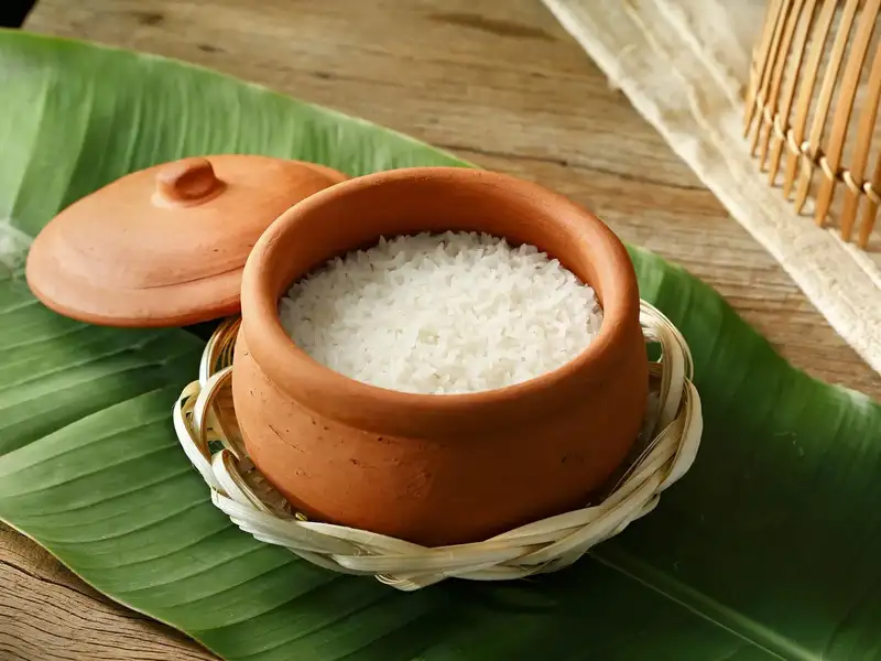 Cơm niêu được nấu trong niêu đất truyền thống Việt Nam