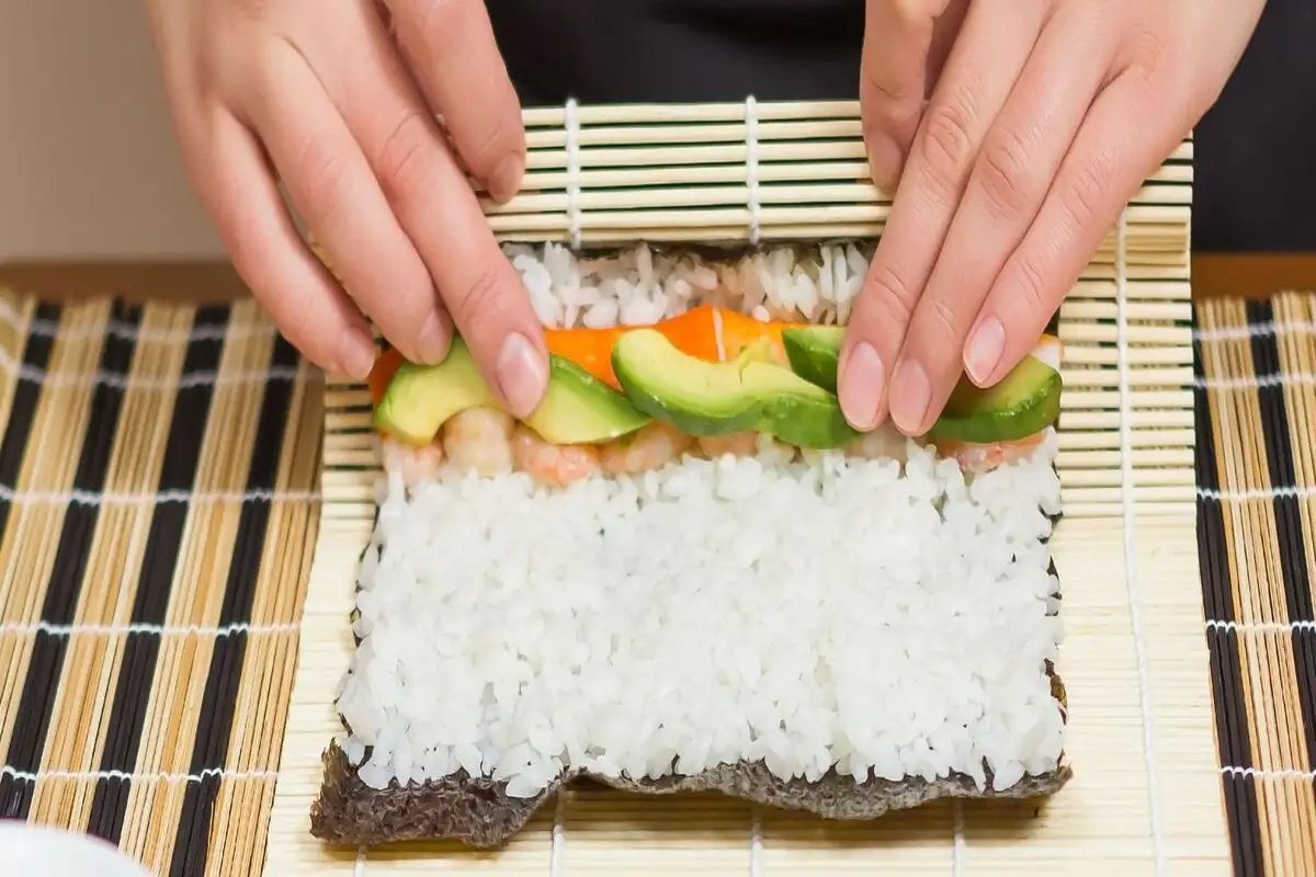Làm sushi bằng gạo gì? Bí quyết chọn đúng loại chuẩn vị Nhật