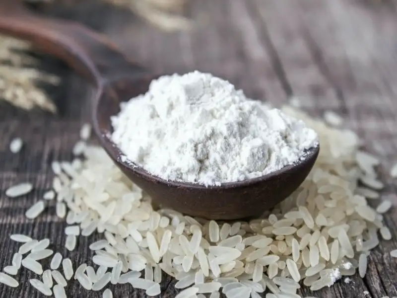 Quy trình làm bột gạo từ chọn gạo, ngâm, xay, lọc, phơi và bảo quản.