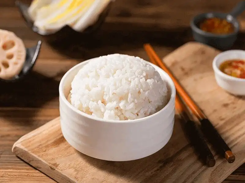 Bữa ăn healthy với cơm trắng, rau xanh và thịt giúp không lo tăng cân.